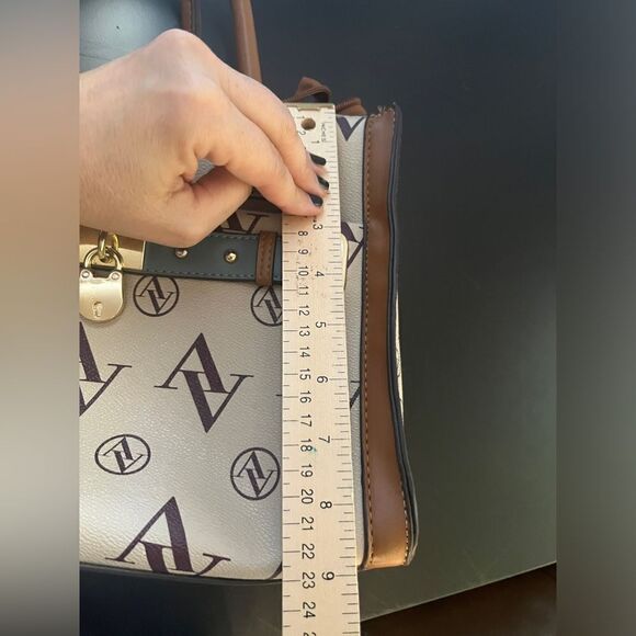 Adrienne Vittadini Signature Doubleplay Tote. - Picture 5 of 9